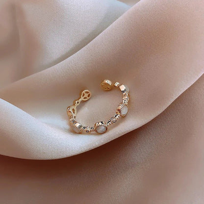 Bague en or élégante avec Opale Blanche et design ajustable