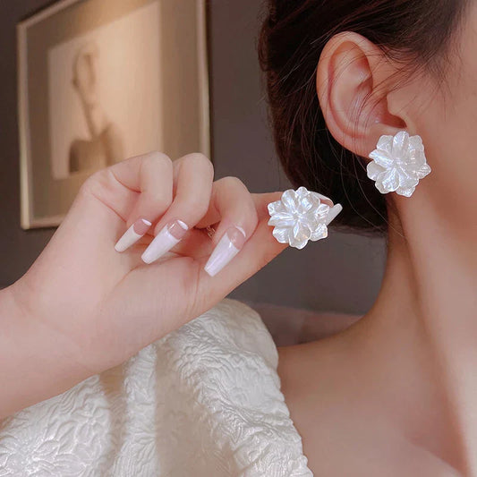 Élégantes Boucles d'Oreilles en Or avec Fleurs Blanches Raffinées