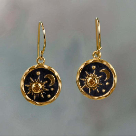 Éblouissantes boucles d'oreilles en or et argent avec design soleil et lune
