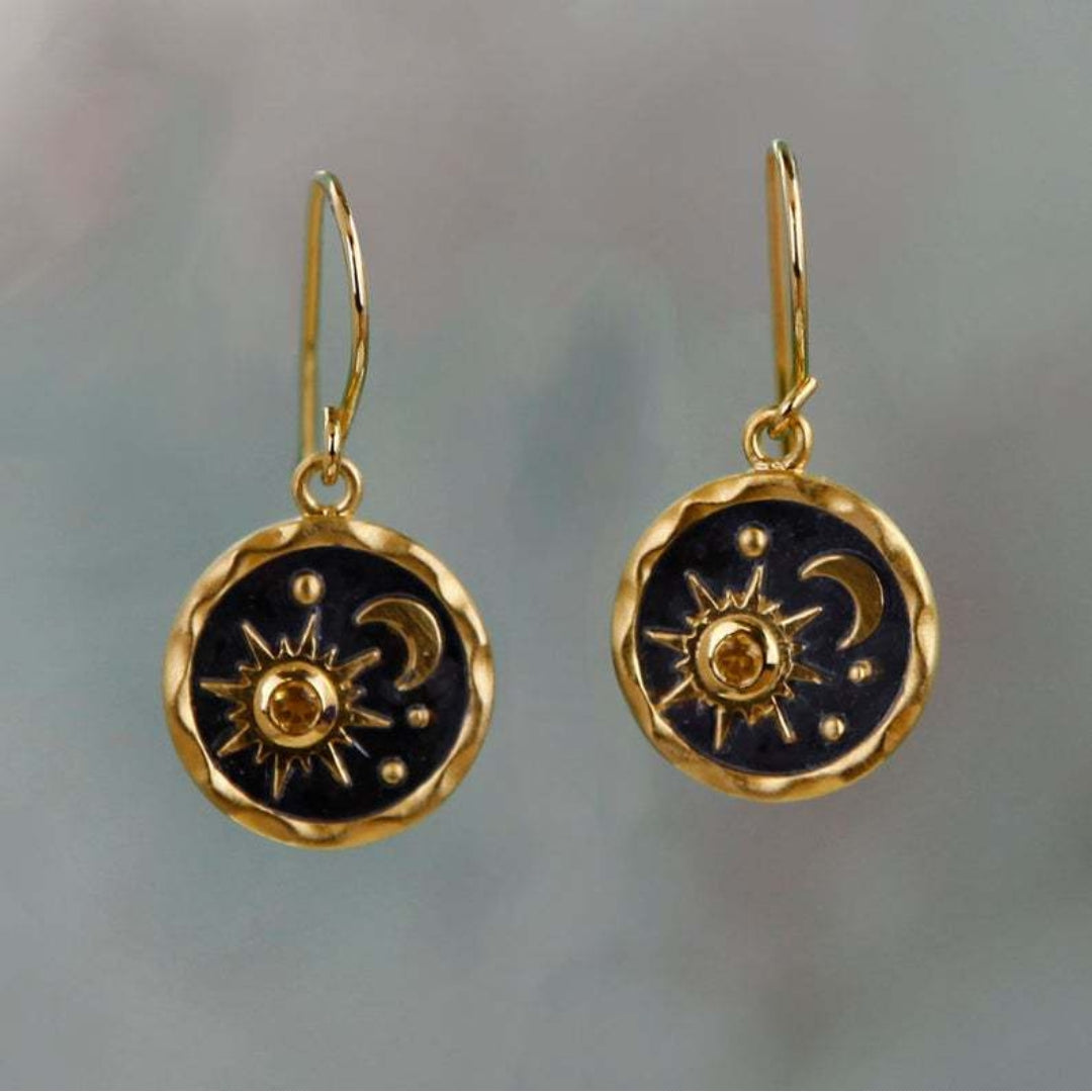 Éblouissantes boucles d'oreilles en or et argent avec design soleil et lune