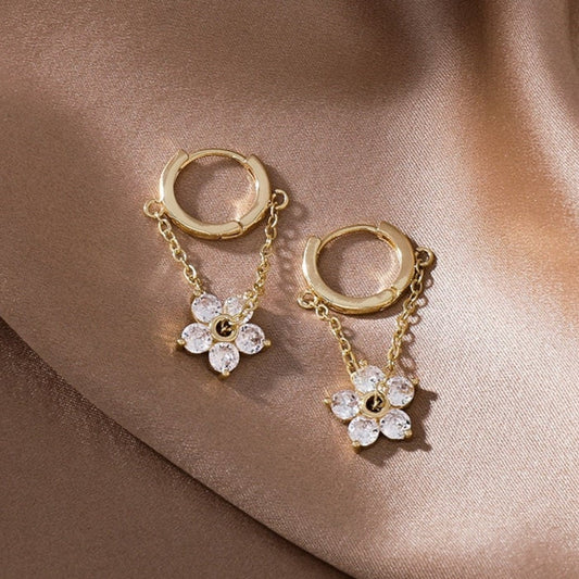 Boucles d'Oreilles Chic en Zirconium Doré avec Élégantes Fleurs de Marguerite