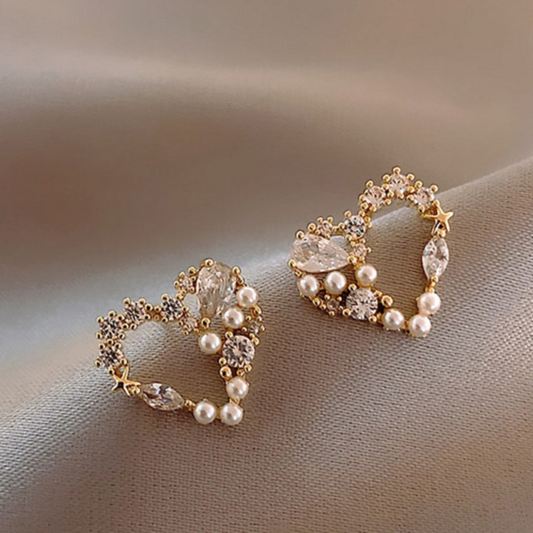 Éblouissantes Boucles d'Oreilles Cœur en Or, Agrémentées de Perles et de Zircons Brillants