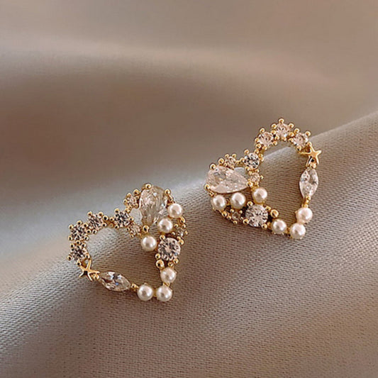 Éblouissantes Boucles d'Oreilles Cœur en Or, Agrémentées de Perles et de Zircons Brillants