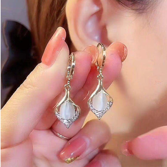Éblouissantes Boucles d'Oreilles Pendantes en Or avec Perle Blanche et Zirconia Authentiques
