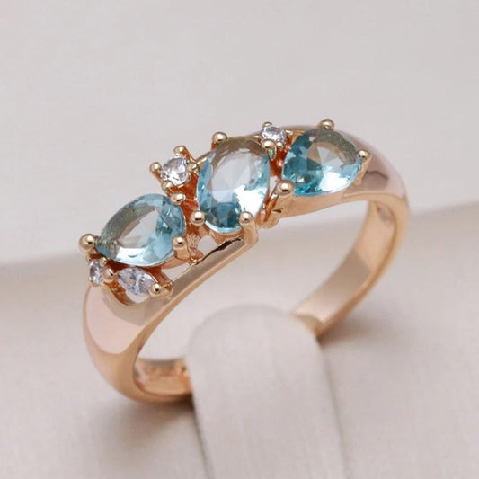 Éblouissante bague en zirconium bleu avec finition en or