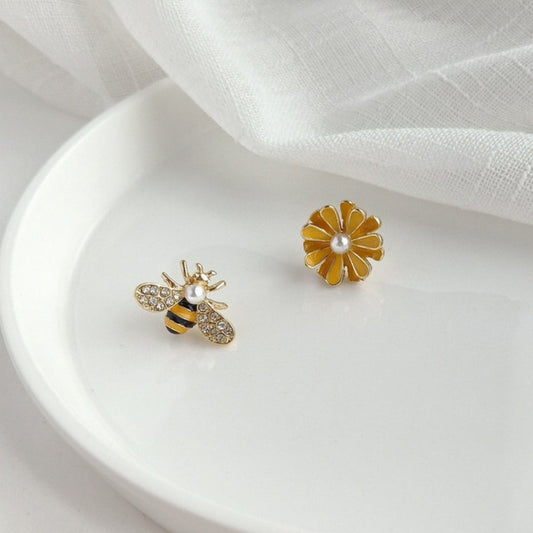 Élégantes Boucles d'Oreilles Abeille et Marguerite en Or ornées de Zirconias Éclatantes