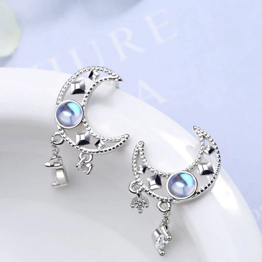Élégantes Boucles d'Oreilles Lune en Argent Embellies de Zirconia