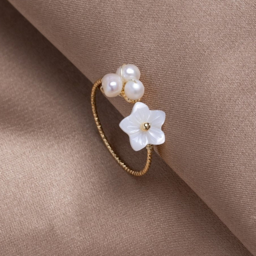 Bague Éblouissante à Pétale Blanc et Perles Dorées Ajustable
