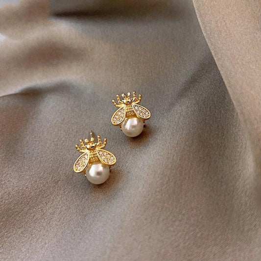 Éblouissantes Boucles d'Oreilles Abeilles en Or, Émaillées de Perles et de Zirconia scintillants