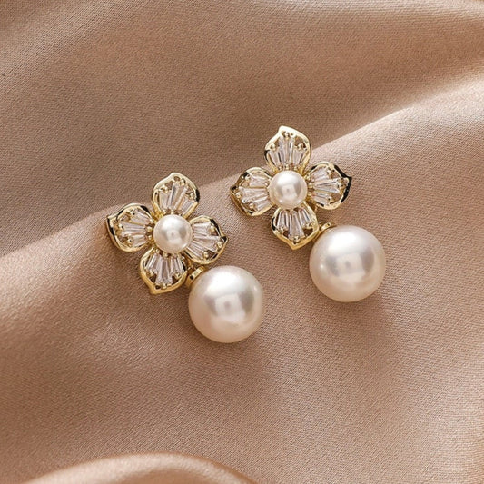 Éblouissantes Boucles d'Oreilles Fleurs de Cristal aux Perles Dorées