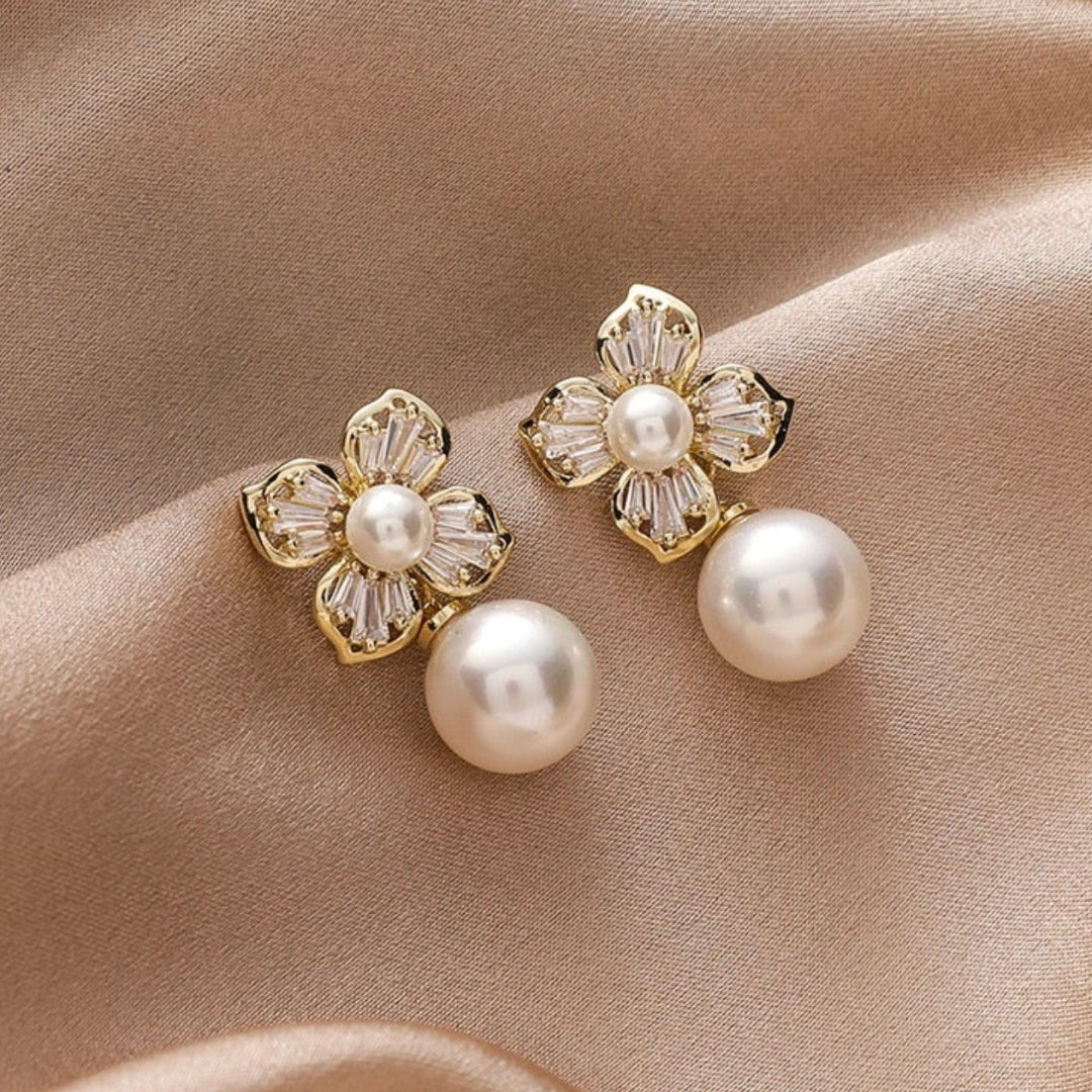 Boucles d'oreilles éblouissantes en forme de fleur, ornées de cristaux brillants et de délicates perles dorées