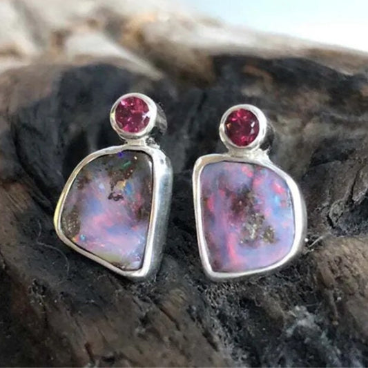 Éblouissantes boucles d'oreilles vintage ornées d'une pierre violette et de zircon rouge scintillant