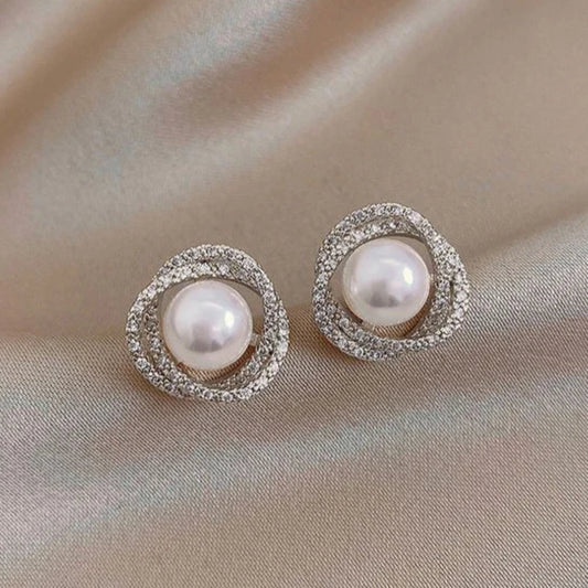 Éblouissantes boucles d'oreilles en spirale argentées ornées de perles raffinées