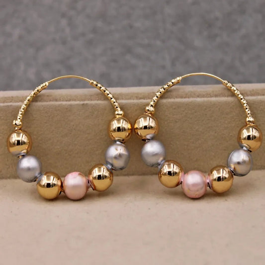 Élégantes boucles d'oreilles en or ornées de perles vintage