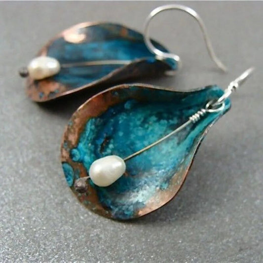 Boucles d'oreilles rétro enchanteresses à motif de feuille, ornées d'un émail bleu éclatant