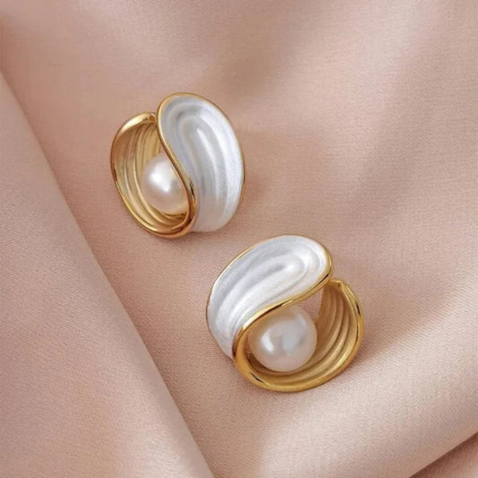 Earrings Elegance: Luxe White Opal and Gold Pearl Design