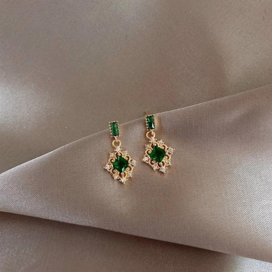 Boucles d'oreilles en Or avec Éclat de Zirconium Vert, Élégance Assurée!