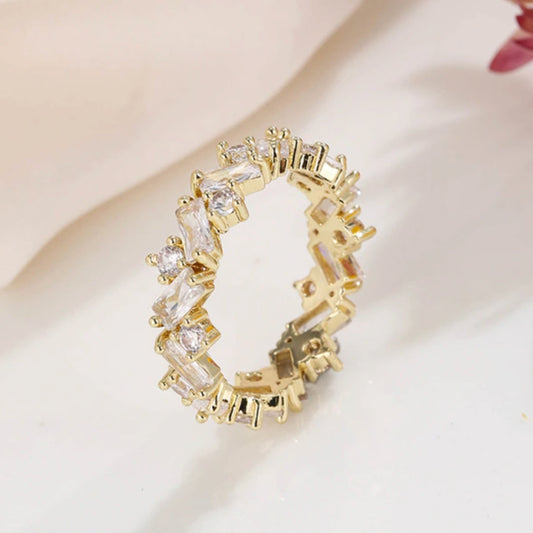 Merveilleuse Bague en Or avec Zircons Éblouissants aux Formes Uniques