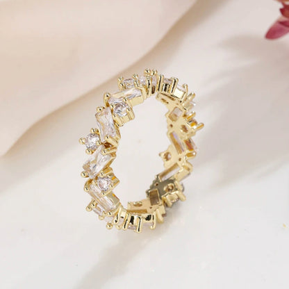 Merveilleuse Bague en Or avec Zircons Éblouissants aux Formes Uniques