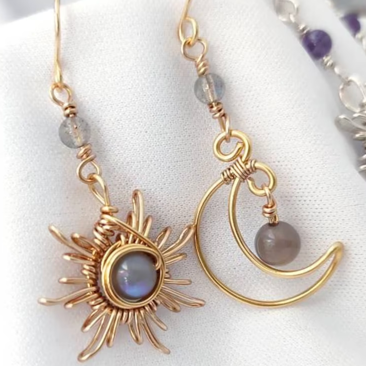 Éclat Céleste : Boucles d'Oreilles Soleil et Étoile ornées de Pierres de Lune en Or