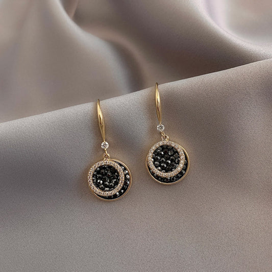 Éblouissantes boucles d'oreilles en or ornées de zircons noirs raffinés