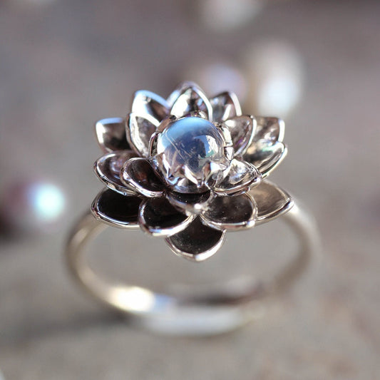 Bague Élégante Ornée d'une Fleur de Lotus Blanche