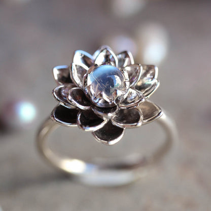Bague Élégante Ornée d'une Fleur de Lotus Blanche