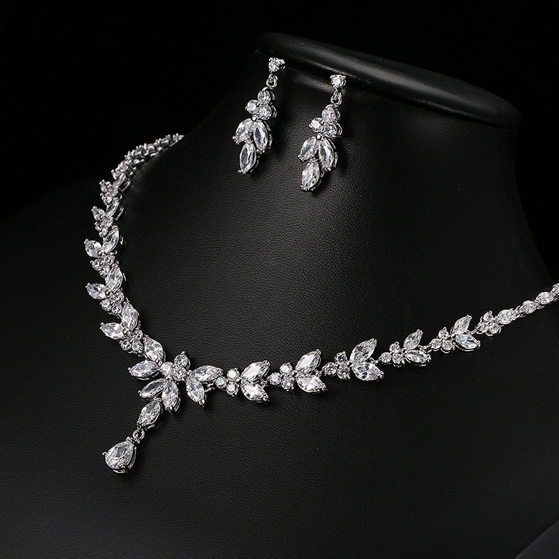 Éblouissant Ensemble de Bijoux : Collier et Boucles d'Oreilles en Zirconium et Argent Sterling
