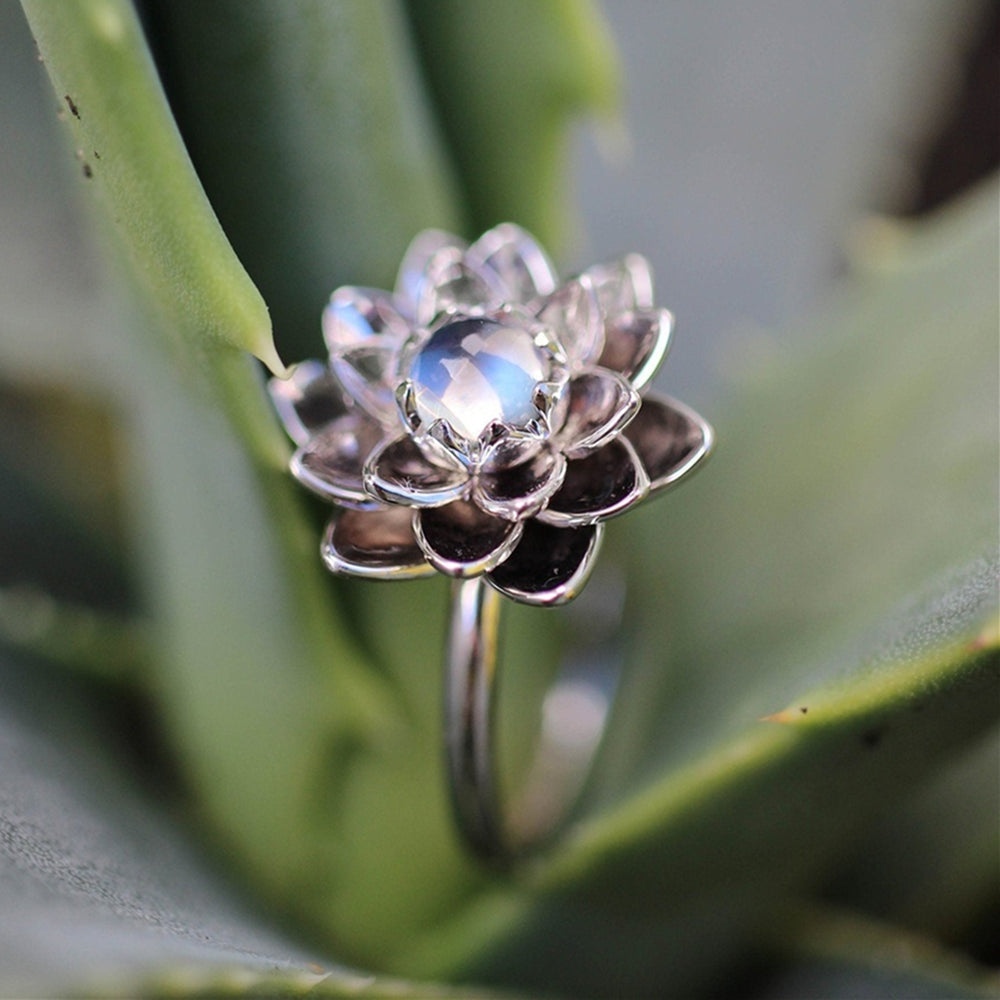 Bague Élégante Ornée d'une Fleur de Lotus Blanche