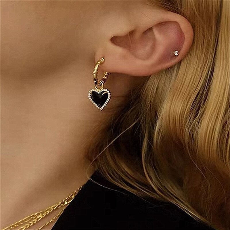 Éblouissantes boucles d'oreilles en or avec cœur noir élégant
