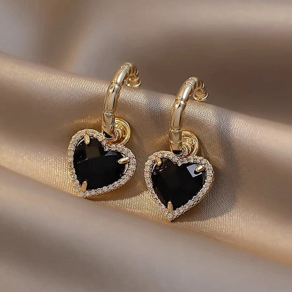 Éblouissantes boucles d'oreilles en or avec cœur noir élégant