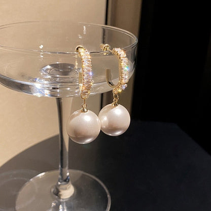 Éblouissantes boucles d'oreilles en perles et zircons de luxe