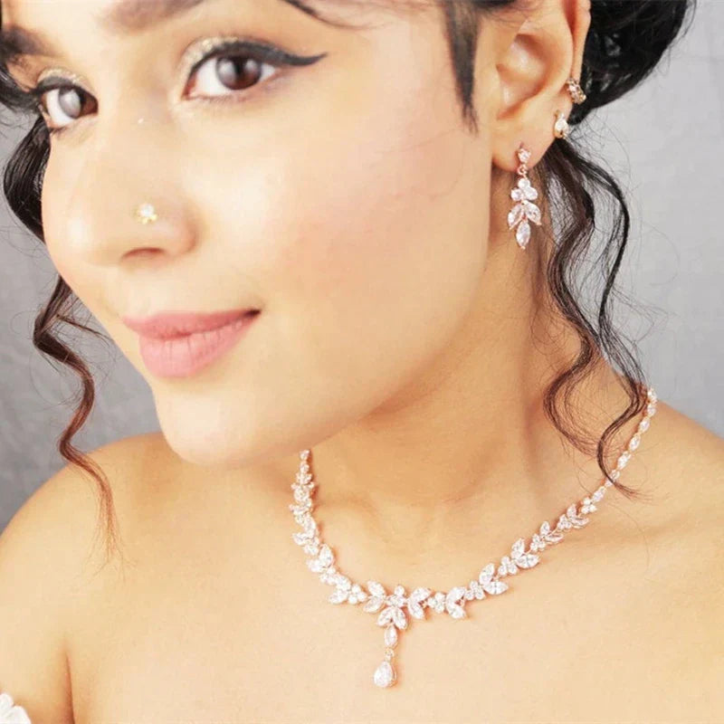 Éblouissant Ensemble de Bijoux : Collier et Boucles d'Oreilles en Zirconium et Argent Sterling