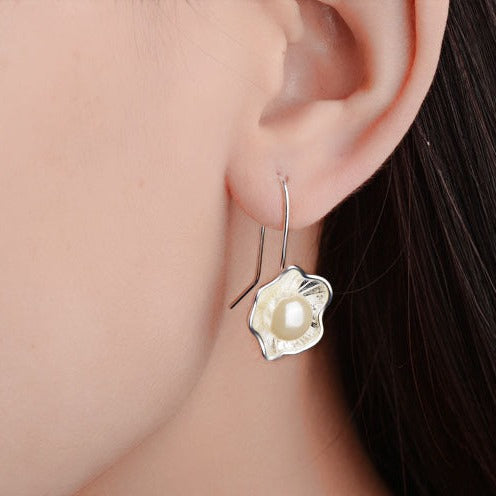 Éblouissantes Boucles d'Oreilles Fleur de Perle en Argent