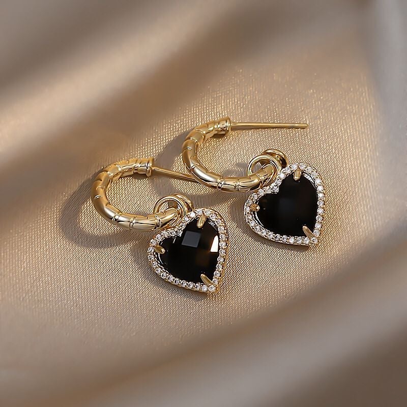 Éblouissantes boucles d'oreilles en or avec cœur noir élégant