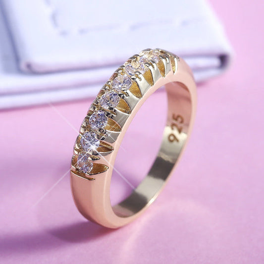 Éblouissante bague en or ornée de gemmes scintillantes