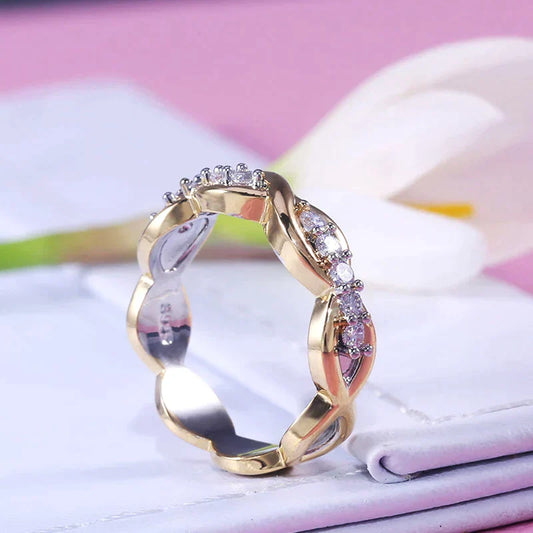 Éblouissante bague en or ornée de diamants scintillants