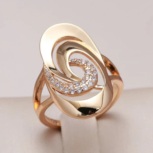 Bague Spiralée Élégante en Or avec Éclat de Zirconias
