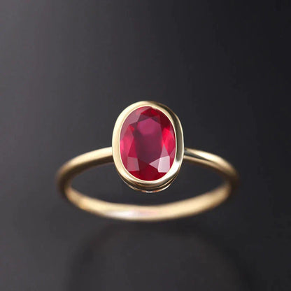 Éblouissante Bague en Or avec Éclat de Cristal Rouge
