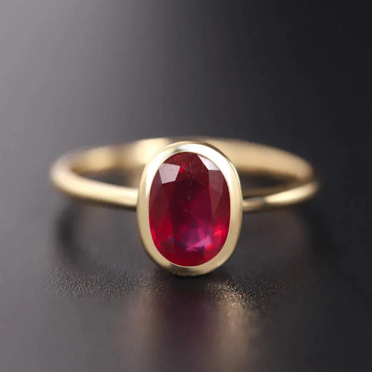 Éblouissante Bague en Or avec Éclat de Cristal Rouge