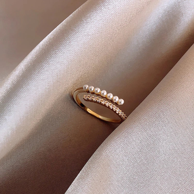 Bague en or ajustable ornée de perles et de zircon éclatant