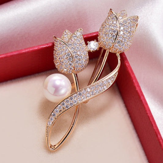 Éclatante Broche Tulipe en Or Agrémentée de Zircons et d'une Perle Élégante