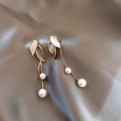 Éblouissantes Boucles d'Oreilles en Forme de Feuille Verte et Opale Blanche, Sublimées par des Perles en Or