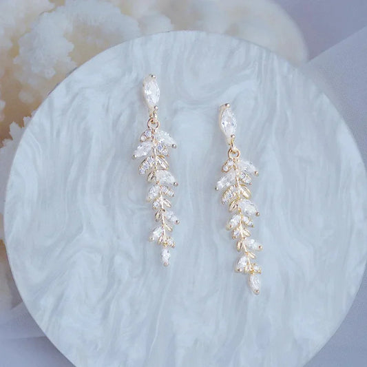Élégantes Boucles d'Oreilles Pendantes en Or avec Feuilles en Zirconium Éclatant