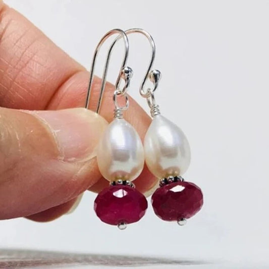 Élégantes boucles d'oreilles en perles ornées d'une pierre rouge vintage