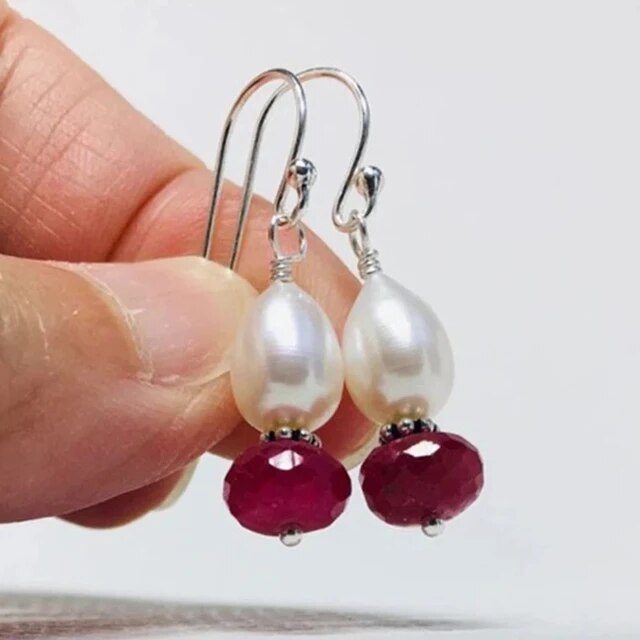 Somptueuses boucles d'oreilles en perles ornées d'une pierre rouge vintage