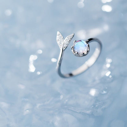 Élégante bague ajustable en argent ornée de zircone bleue inspirée par les dauphins