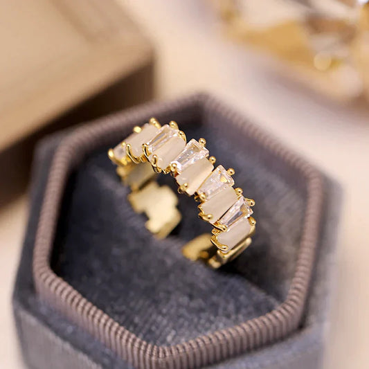 Bague raffinée ornée de scintillants zircones