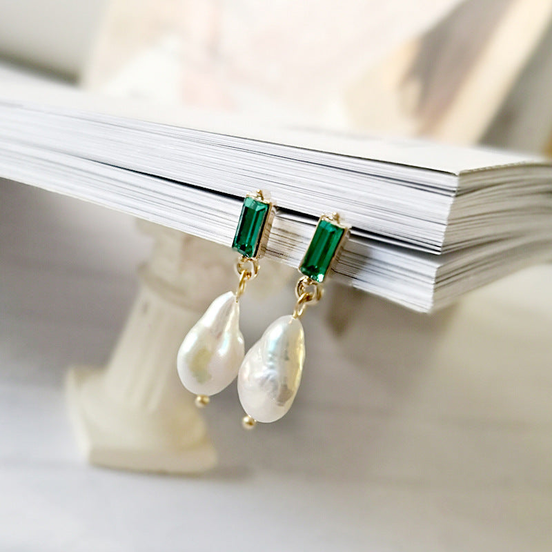 Élégantes Boucles d'Oreilles en Perles Baroques ornées d'Émeraudes scintillantes
