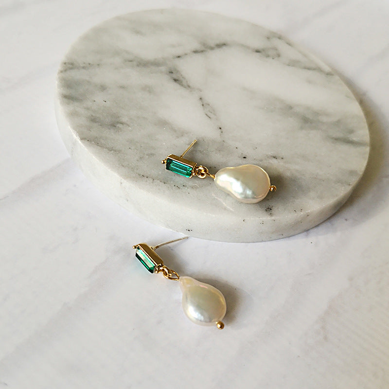 Élégantes Boucles d'Oreilles en Perles Baroques ornées d'Émeraudes scintillantes